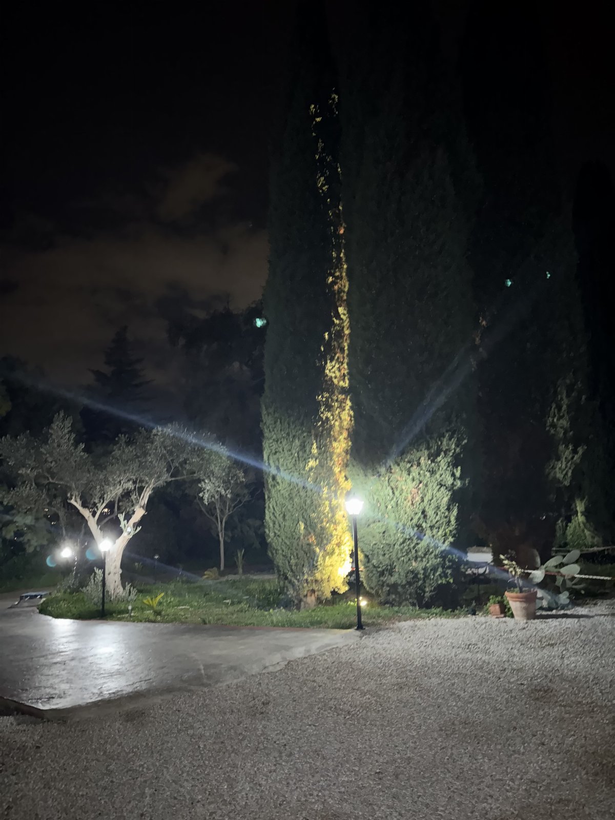 B&B Casa Vacanze Lydia offre la possibilità di usufruire o dell’ intero appartamento composto da 3 stanze e 2 letti con cucina e soggiorno o di anche solo le stanze con il bagno privato .