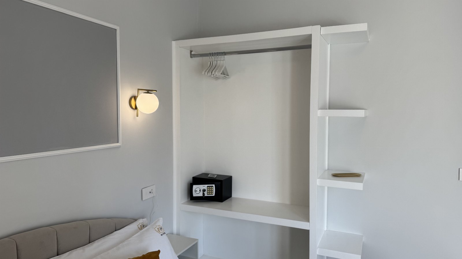 AC GOLD B&B BOUTIQUE ROOMS & SUITE