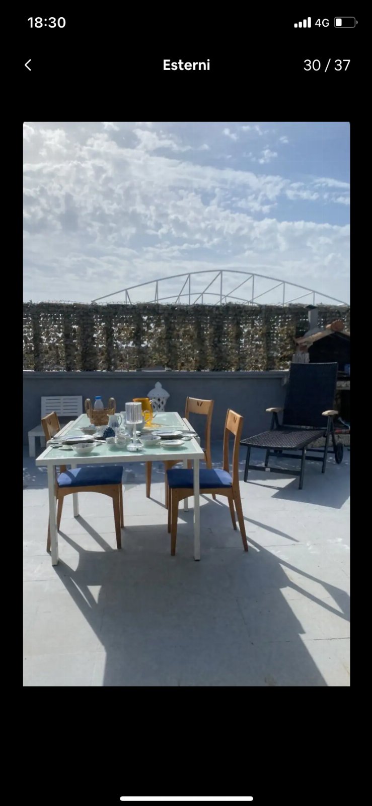 Casa con 3 camere da letto , bagno , cucina a vista e terrazza panoramica. Con tutti i confort, climatizzatori , barbecue, arredo terrazzo