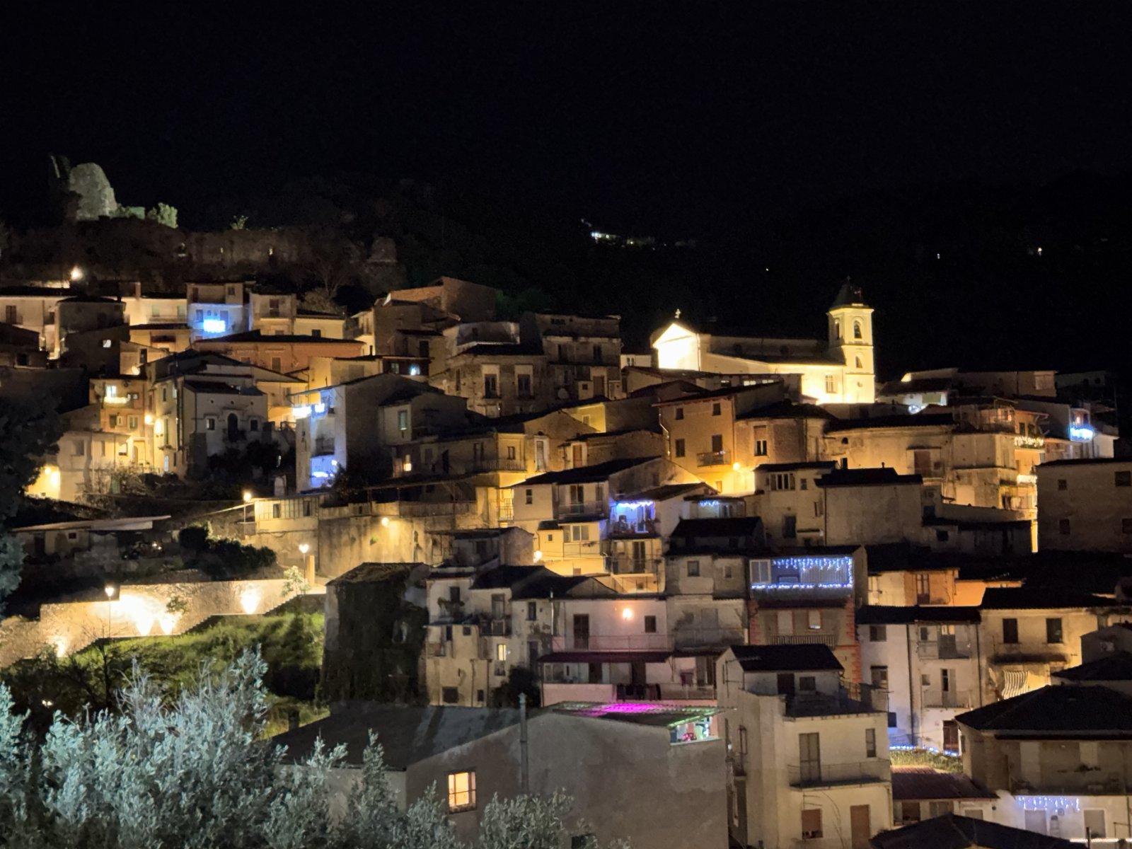 B&B Casa Vacanze Lydia offre la possibilità di usufruire o dell’ intero appartamento composto da 3 stanze e 2 letti con cucina e soggiorno o di anche solo le stanze con il bagno privato .
