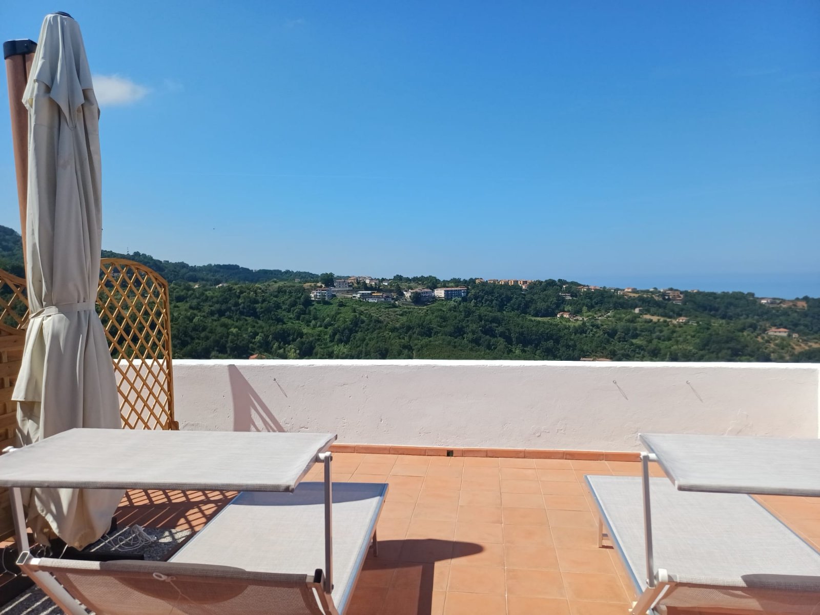 Garnì con vista mare e montagna
