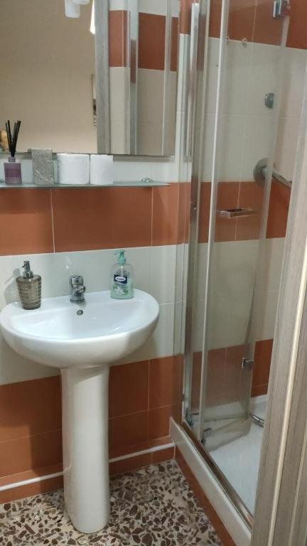 Al centro, VICINO OSPEDALE PUGLIESE DULBECCO E STADIO NICOLA CERAVOLO