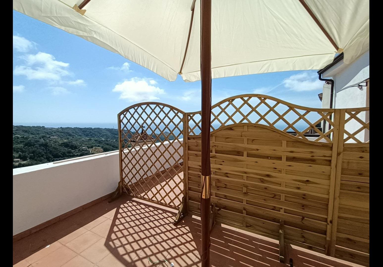 Garnì con vista mare e montagna