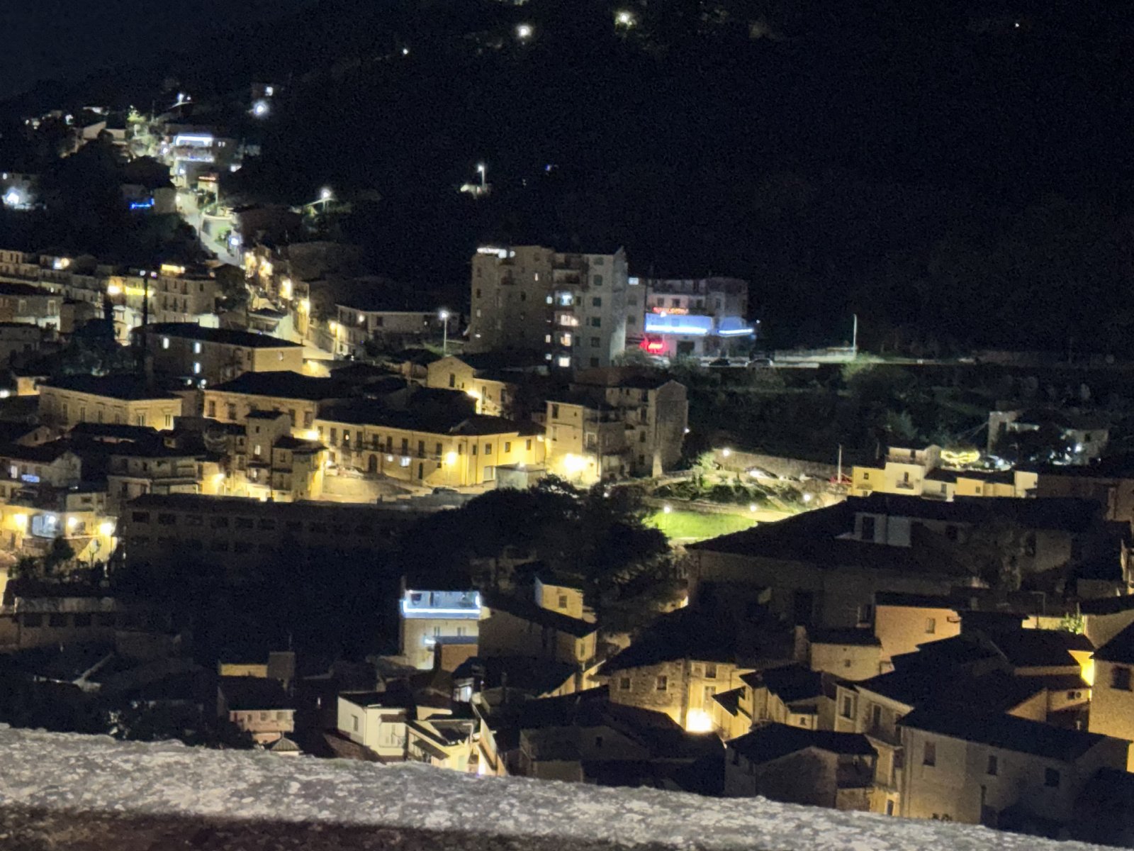 B&B Casa Vacanze Lydia offre la possibilità di usufruire o dell’ intero appartamento composto da 3 stanze e 2 letti con cucina e soggiorno o di anche solo le stanze con il bagno privato .