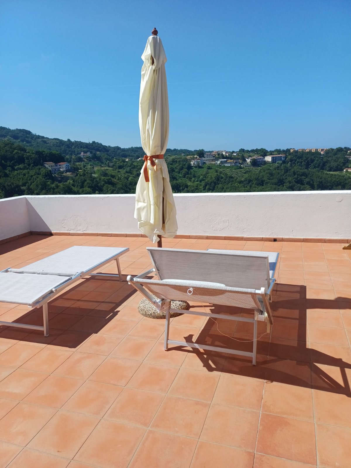 Garnì con vista mare e montagna