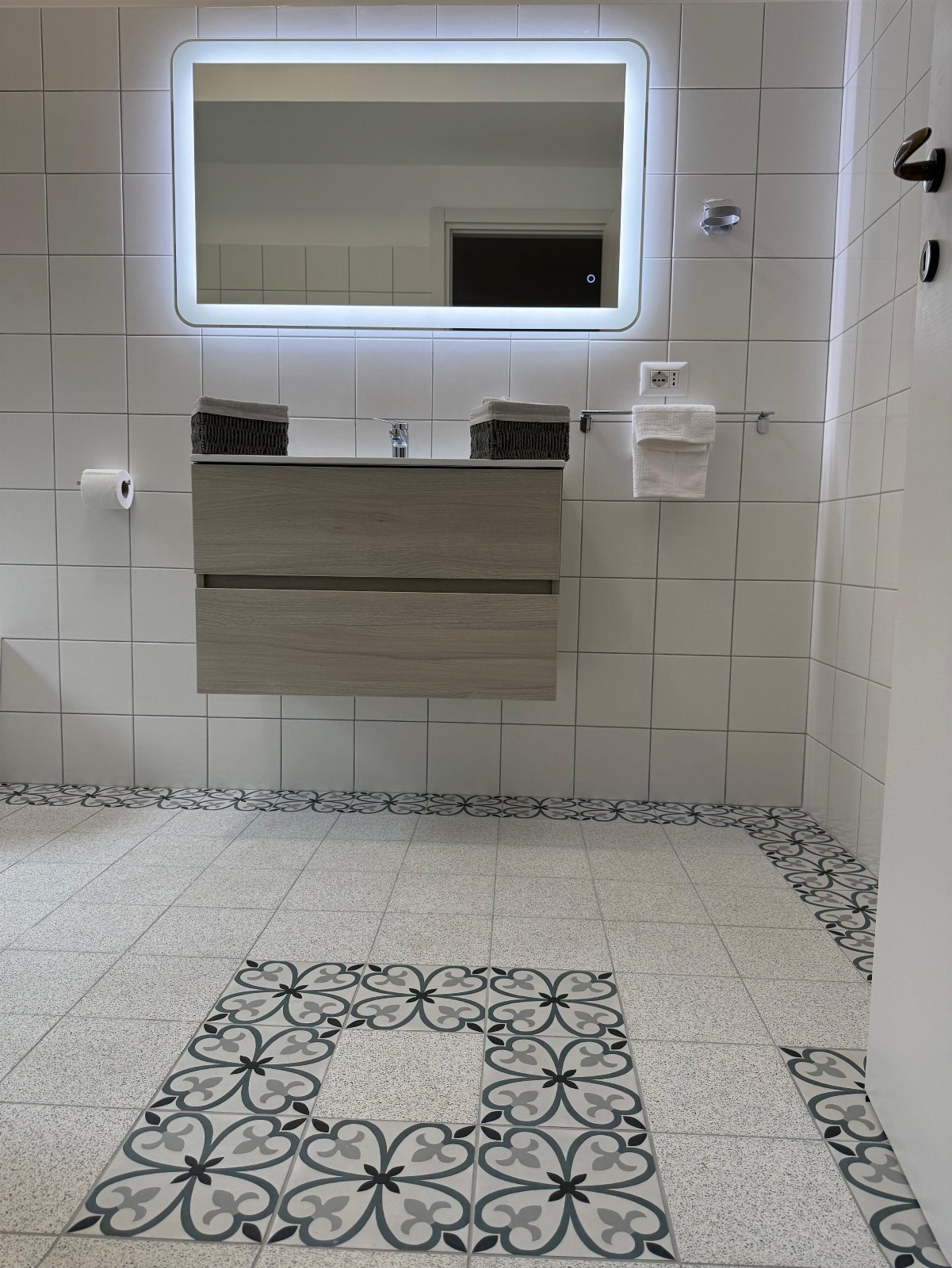 B&B Casa Vacanze Lydia offre la possibilità di usufruire o dell’ intero appartamento composto da 3 stanze e 2 letti con cucina e soggiorno o di anche solo le stanze con il bagno privato .