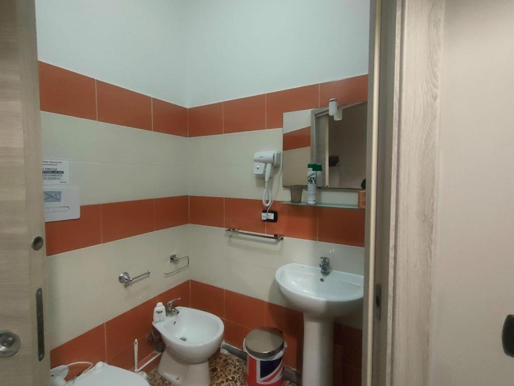 Al centro, VICINO OSPEDALE PUGLIESE DULBECCO E STADIO NICOLA CERAVOLO