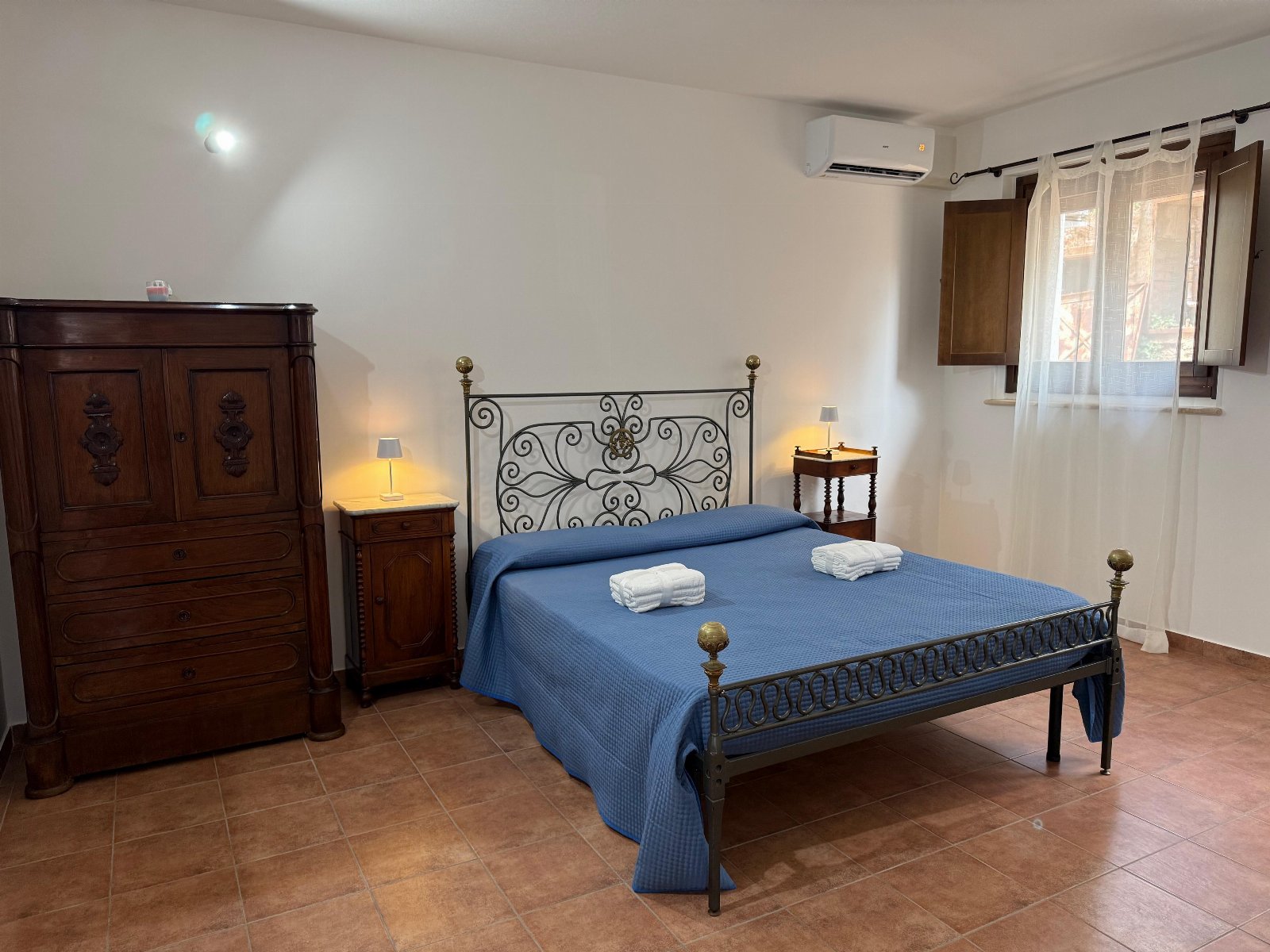 B&B Casa Vacanze Lydia offre la possibilità di usufruire o dell’ intero appartamento composto da 3 stanze e 2 letti con cucina e soggiorno o di anche solo le stanze con il bagno privato .
