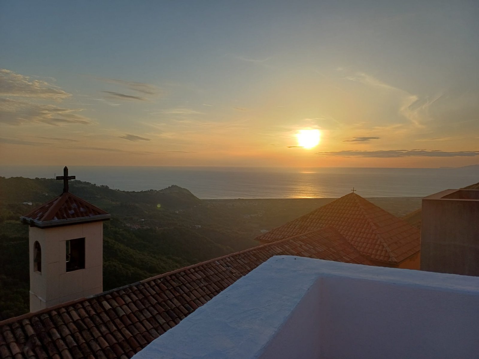 Garnì con vista mare e montagna