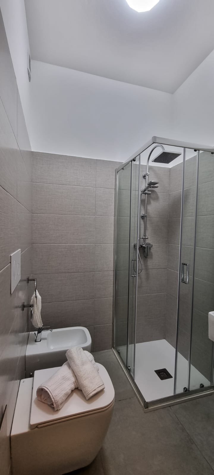 Room's Stromboli appartamento a 100 metri dal mare stanze con bagno privato