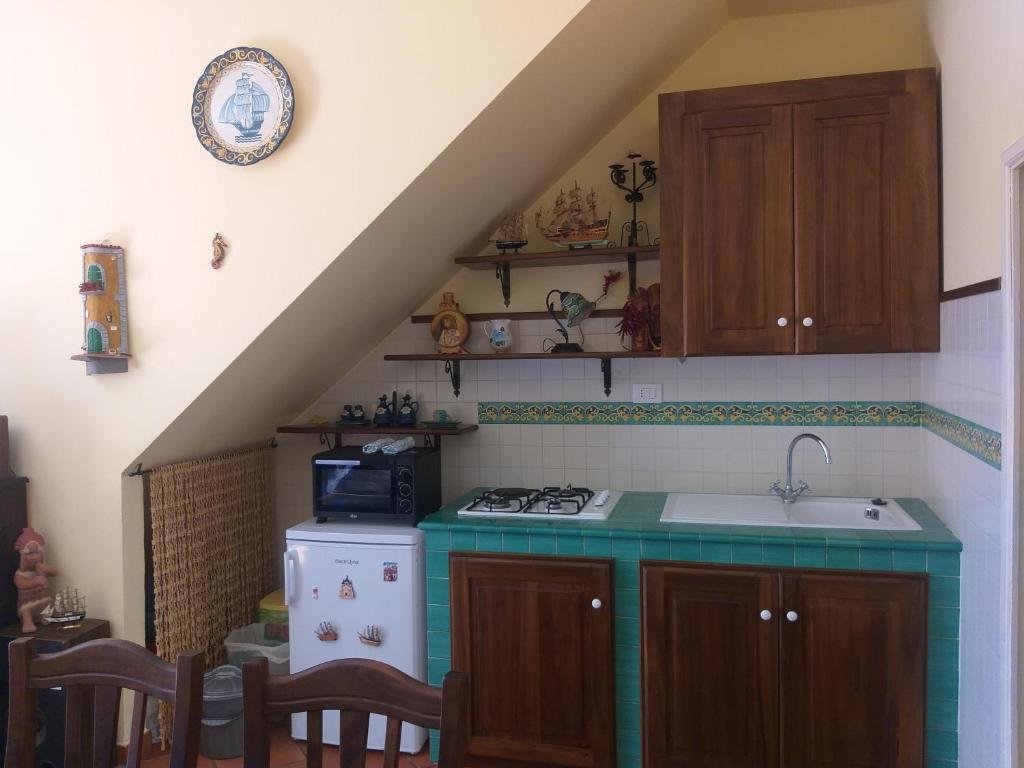 LA DIMORA DEL NONNO MARINAIO - Trilocale nel centro storico, posto auto in strada pubblica con permesso ZTL, pavimento in cotto di Montalcino, rivestimenti e lampadari in ceramica di Vietri decorata a mano, mobili in teak.