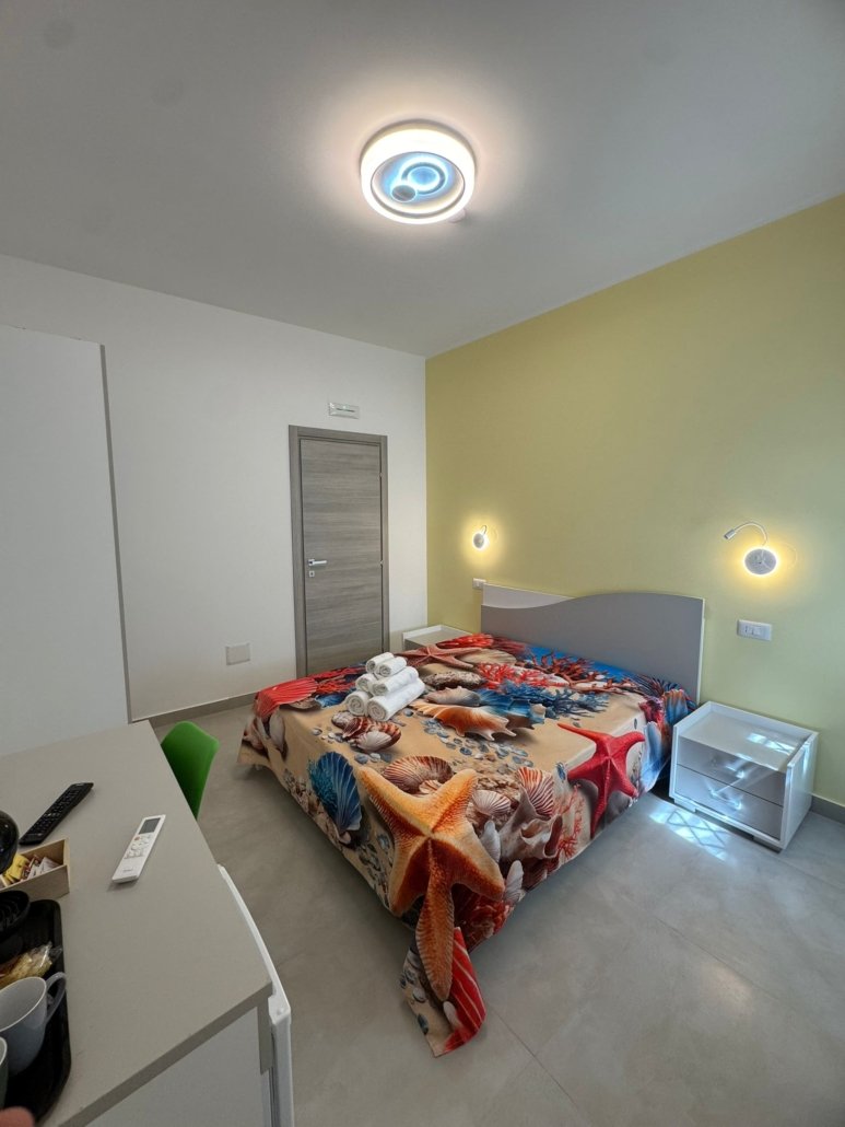 Civico 17 Room, il vostro rifugio accogliente nel cuore di un incantevole citta di mare 26 volte Bandiera Blu, che ama far sentire ogni ospite come a casa, offrendo un soggiorno sereno e autentico