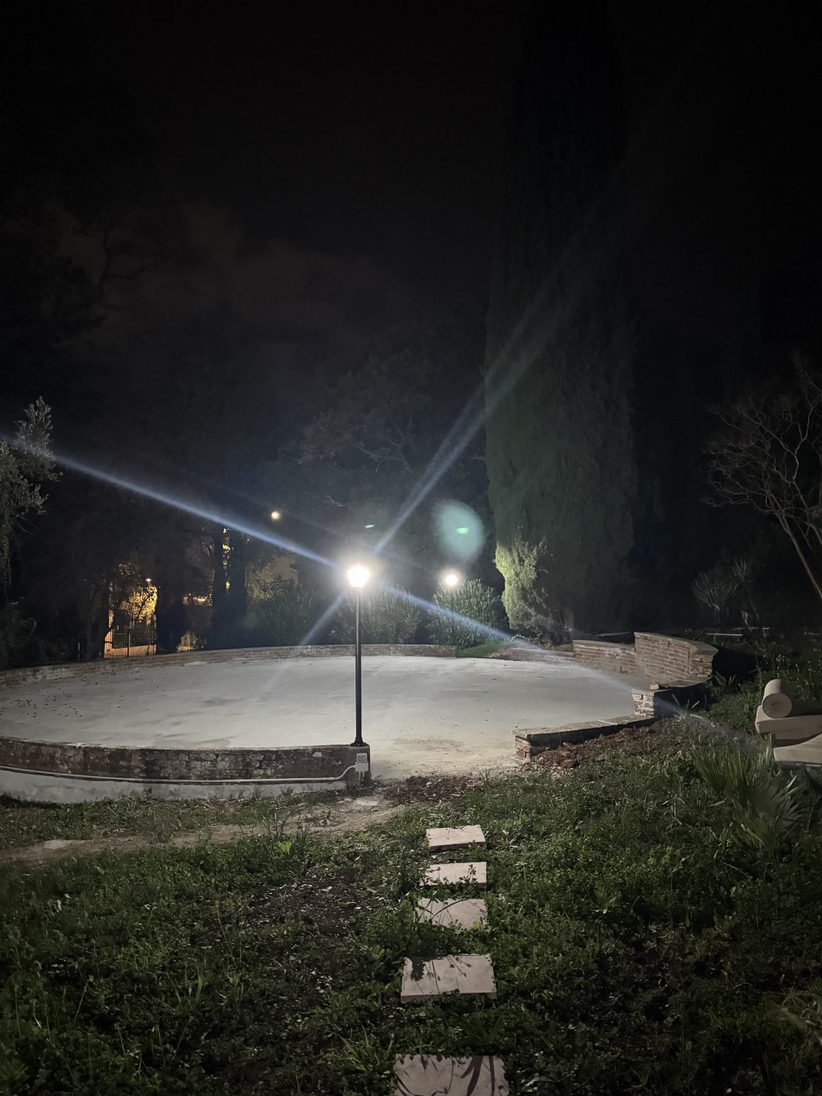 B&B Casa Vacanze Lydia offre la possibilità di usufruire o dell’ intero appartamento composto da 3 stanze e 2 letti con cucina e soggiorno o di anche solo le stanze con il bagno privato .