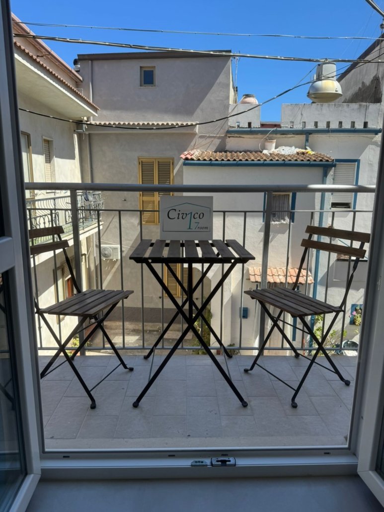 Civico 17 Room, il vostro rifugio accogliente nel cuore di un incantevole citta di mare 26 volte Bandiera Blu, che ama far sentire ogni ospite come a casa, offrendo un soggiorno sereno e autentico