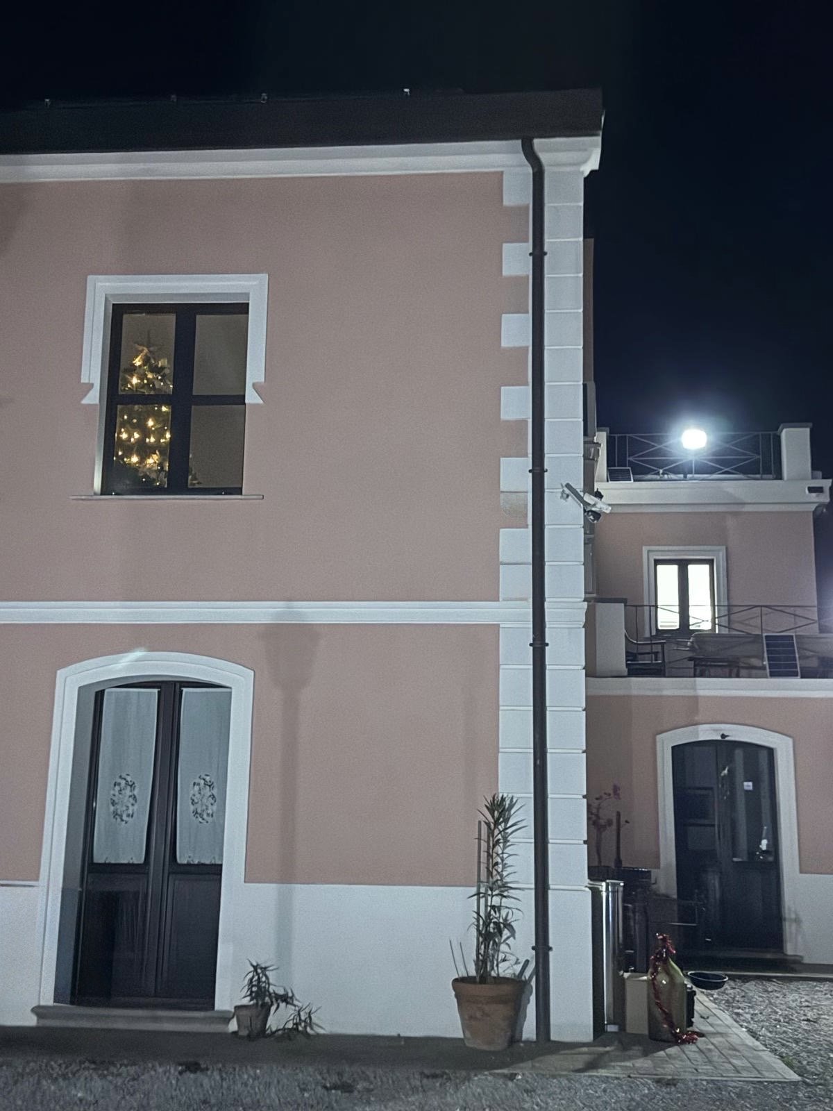 B&B Casa Vacanze Lydia offre la possibilità di usufruire o dell’ intero appartamento composto da 3 stanze e 2 letti con cucina e soggiorno o di anche solo le stanze con il bagno privato .