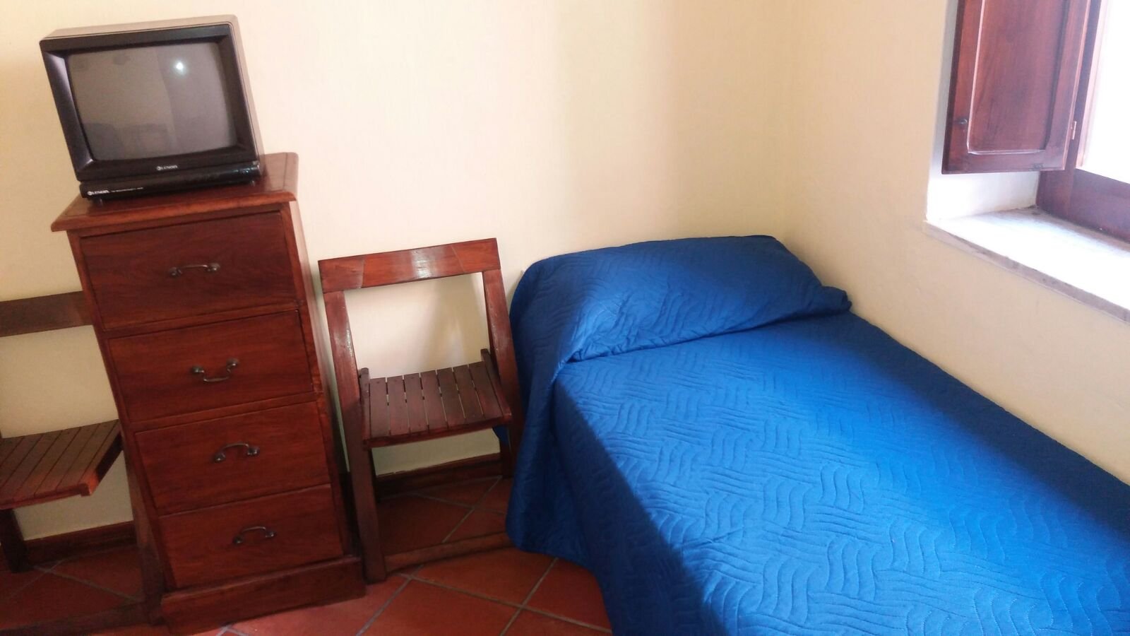 LA DIMORA DEL NONNO MARINAIO - Trilocale nel centro storico, posto auto in strada pubblica con permesso ZTL, pavimento in cotto di Montalcino, rivestimenti e lampadari in ceramica di Vietri decorata a mano, mobili in teak.