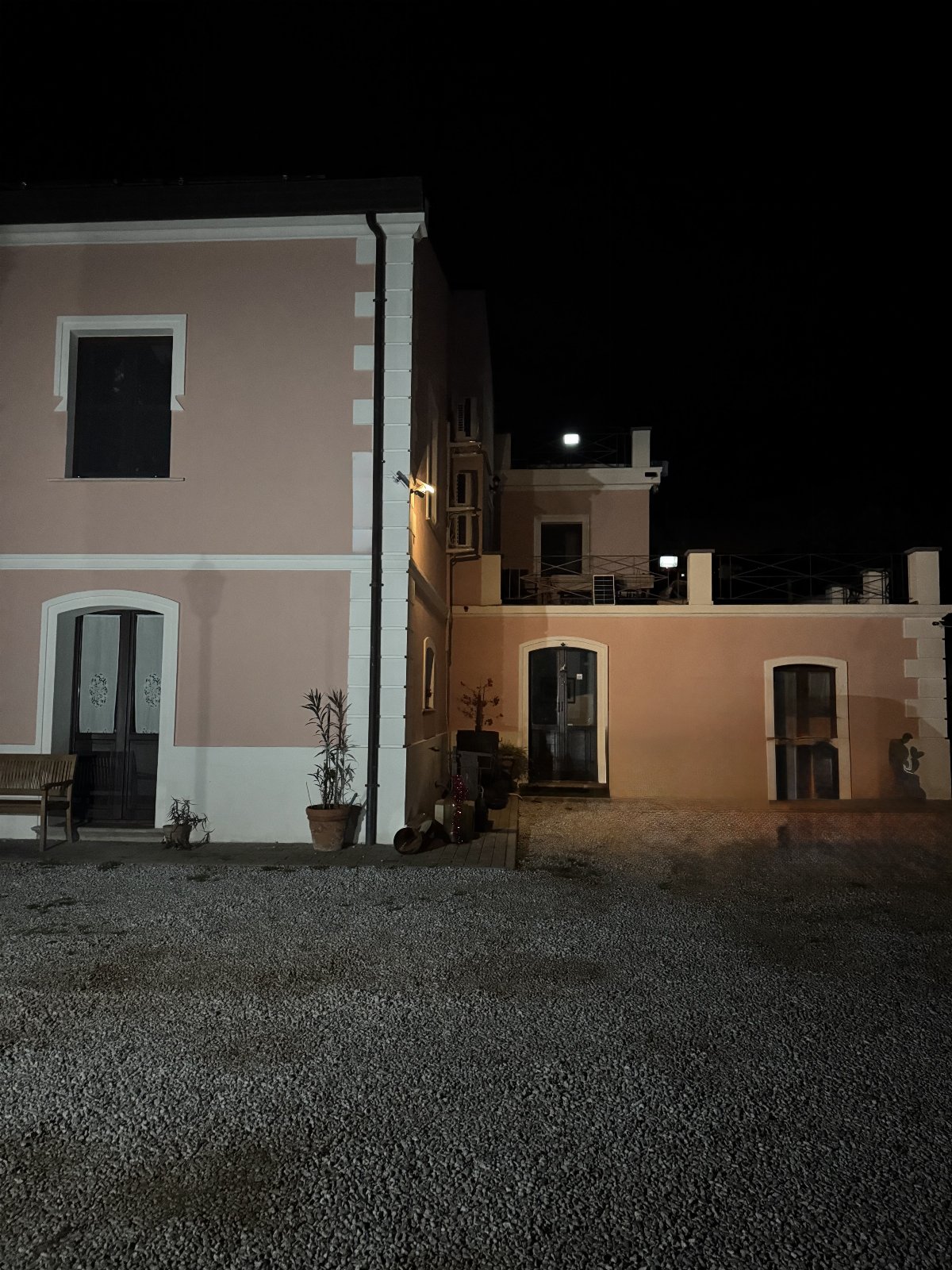 B&B Casa Vacanze Lydia offre la possibilità di usufruire o dell’ intero appartamento composto da 3 stanze e 2 letti con cucina e soggiorno o di anche solo le stanze con il bagno privato .