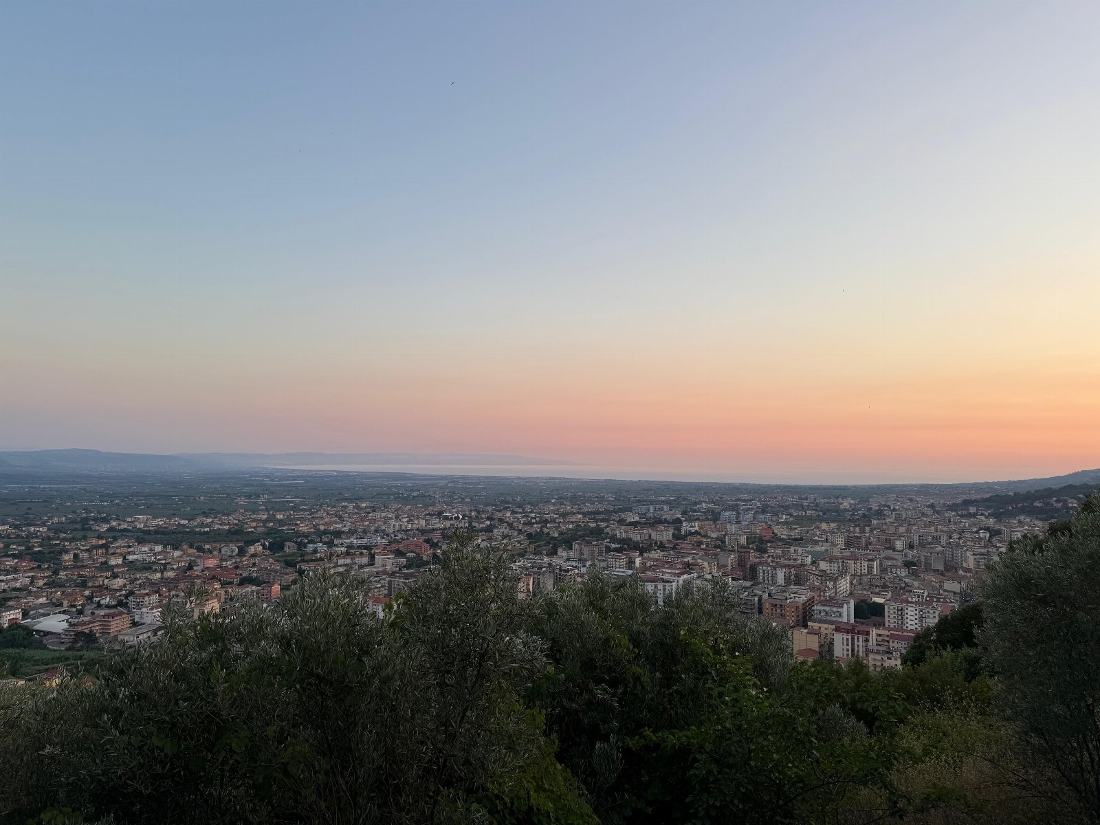 B&B Casa Vacanze Lydia offre la possibilità di usufruire o dell’ intero appartamento composto da 3 stanze e 2 letti con cucina e soggiorno o di anche solo le stanze con il bagno privato .