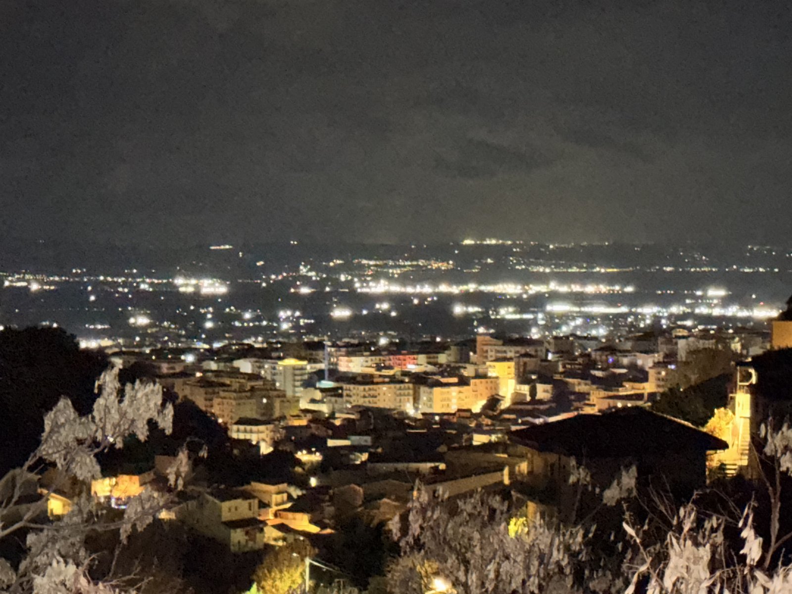 B&B Casa Vacanze Lydia offre la possibilità di usufruire o dell’ intero appartamento composto da 3 stanze e 2 letti con cucina e soggiorno o di anche solo le stanze con il bagno privato .