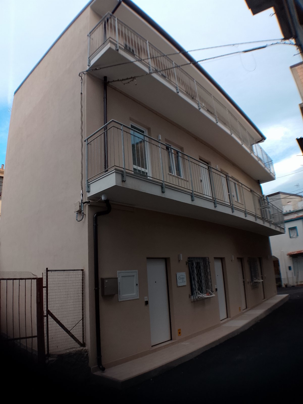 Civico 17 Room, il vostro rifugio accogliente nel cuore di un incantevole citta di mare 26 volte Bandiera Blu, che ama far sentire ogni ospite come a casa, offrendo un soggiorno sereno e autentico