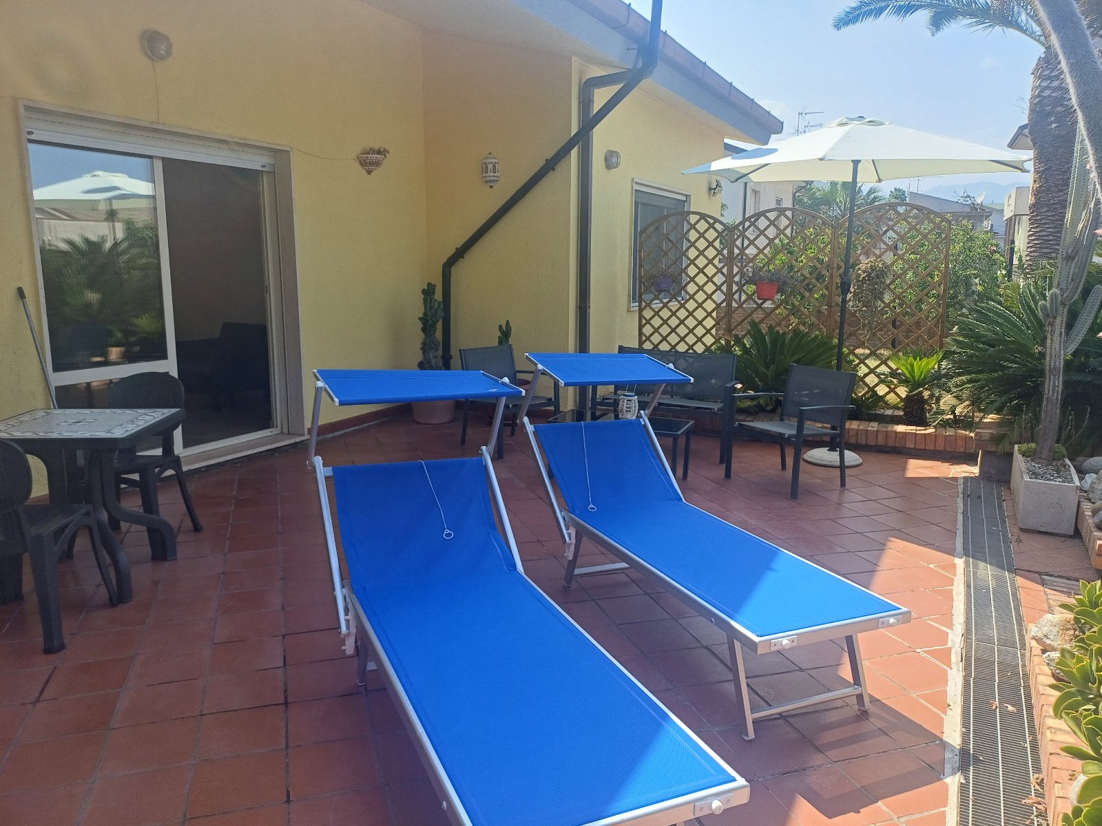 Villa interamente circondata dal giardino