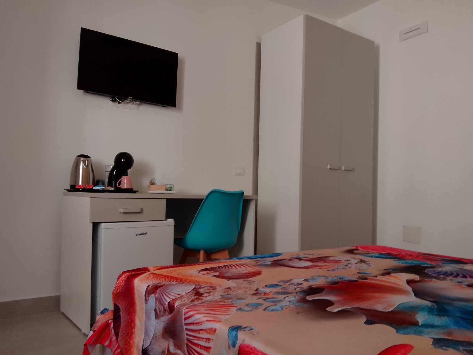 Civico 17 Room, il vostro rifugio accogliente nel cuore di un incantevole citta di mare 26 volte Bandiera Blu, che ama far sentire ogni ospite come a casa, offrendo un soggiorno sereno e autentico