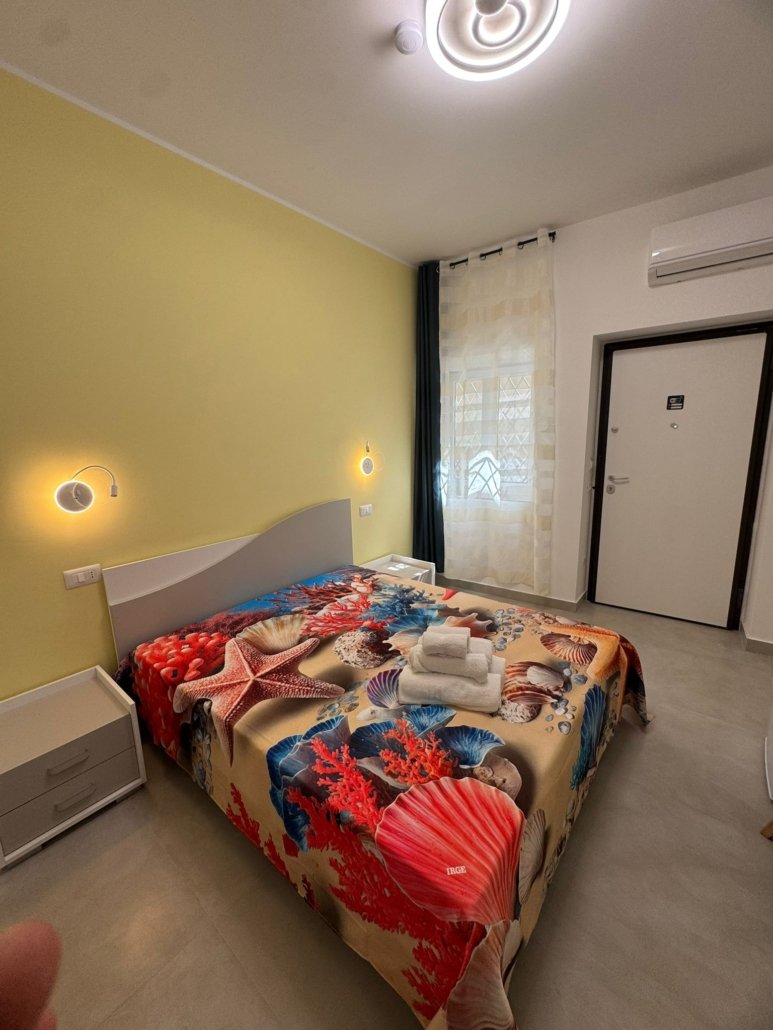 Civico 17 Room, il vostro rifugio accogliente nel cuore di un incantevole citta di mare 26 volte Bandiera Blu, che ama far sentire ogni ospite come a casa, offrendo un soggiorno sereno e autentico