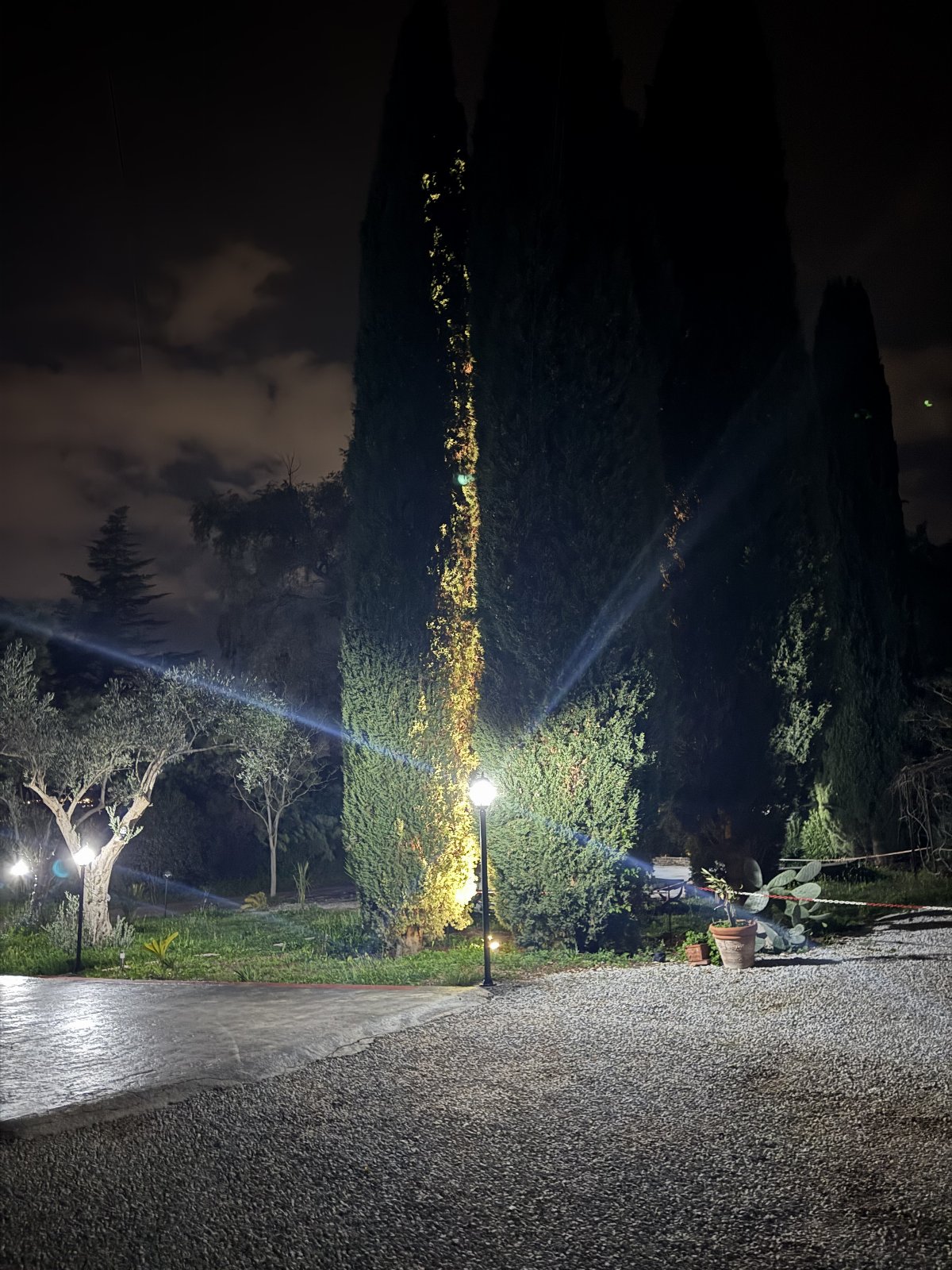 B&B Casa Vacanze Lydia offre la possibilità di usufruire o dell’ intero appartamento composto da 3 stanze e 2 letti con cucina e soggiorno o di anche solo le stanze con il bagno privato .