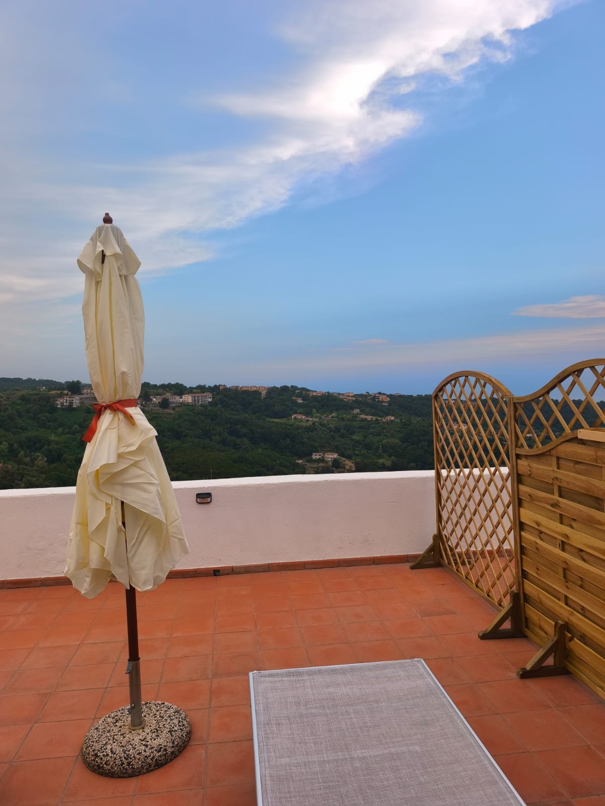 Garnì con vista mare e montagna