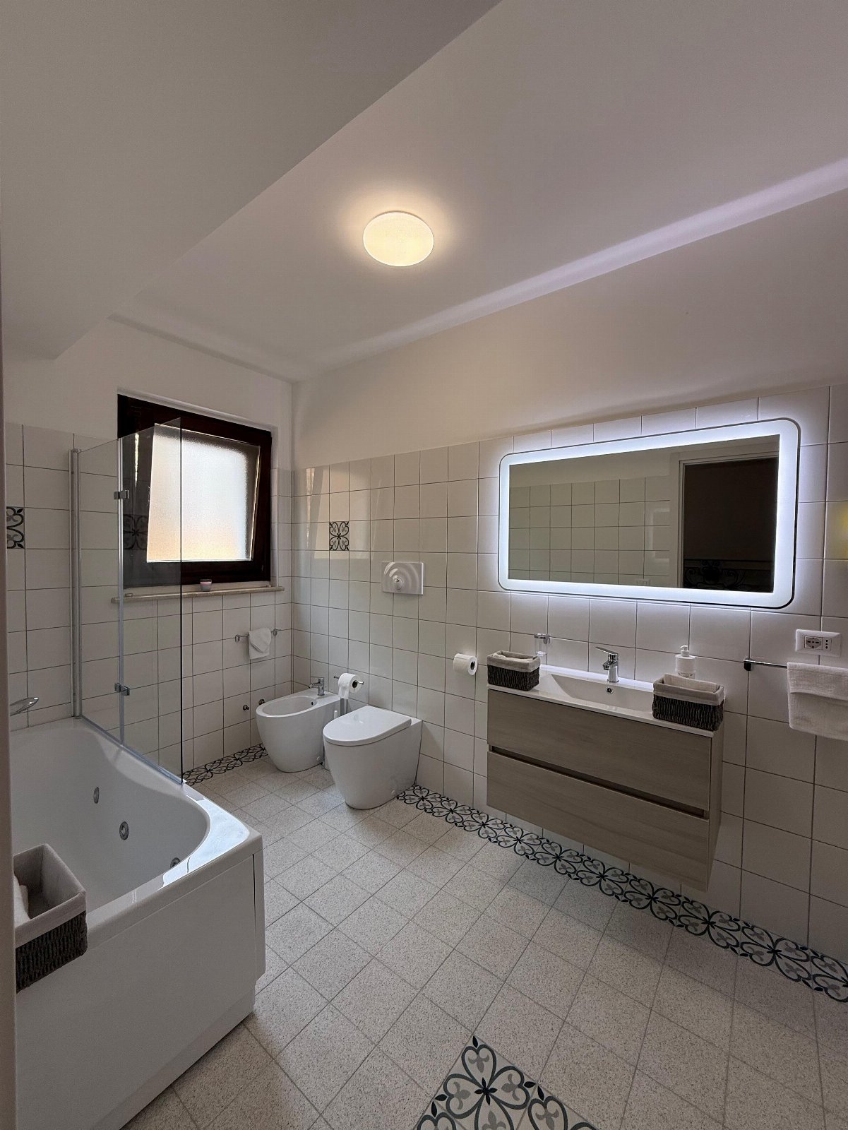 B&B Casa Vacanze Lydia offre la possibilità di usufruire o dell’ intero appartamento composto da 3 stanze e 2 letti con cucina e soggiorno o di anche solo le stanze con il bagno privato .