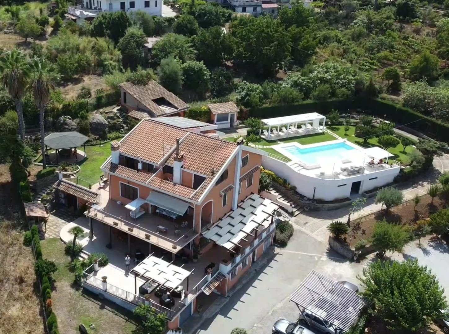 Villa con piscina vista mare