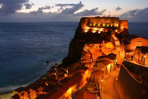 Mare e Monti nel centro storico di Scilla
