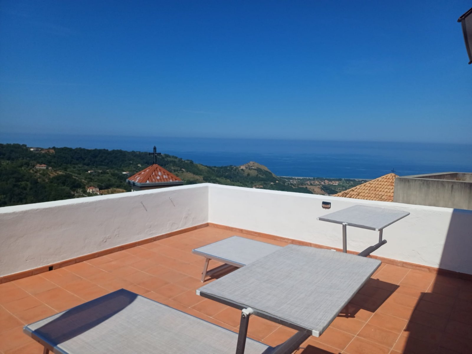 Garnì con vista mare e montagna