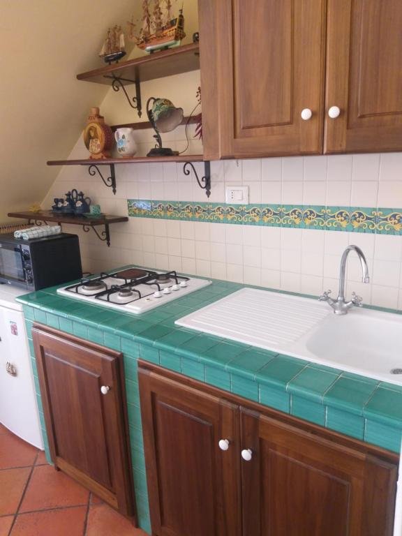 LA DIMORA DEL NONNO MARINAIO - Trilocale nel centro storico, posto auto in strada pubblica con permesso ZTL, pavimento in cotto di Montalcino, rivestimenti e lampadari in ceramica di Vietri decorata a mano, mobili in teak.