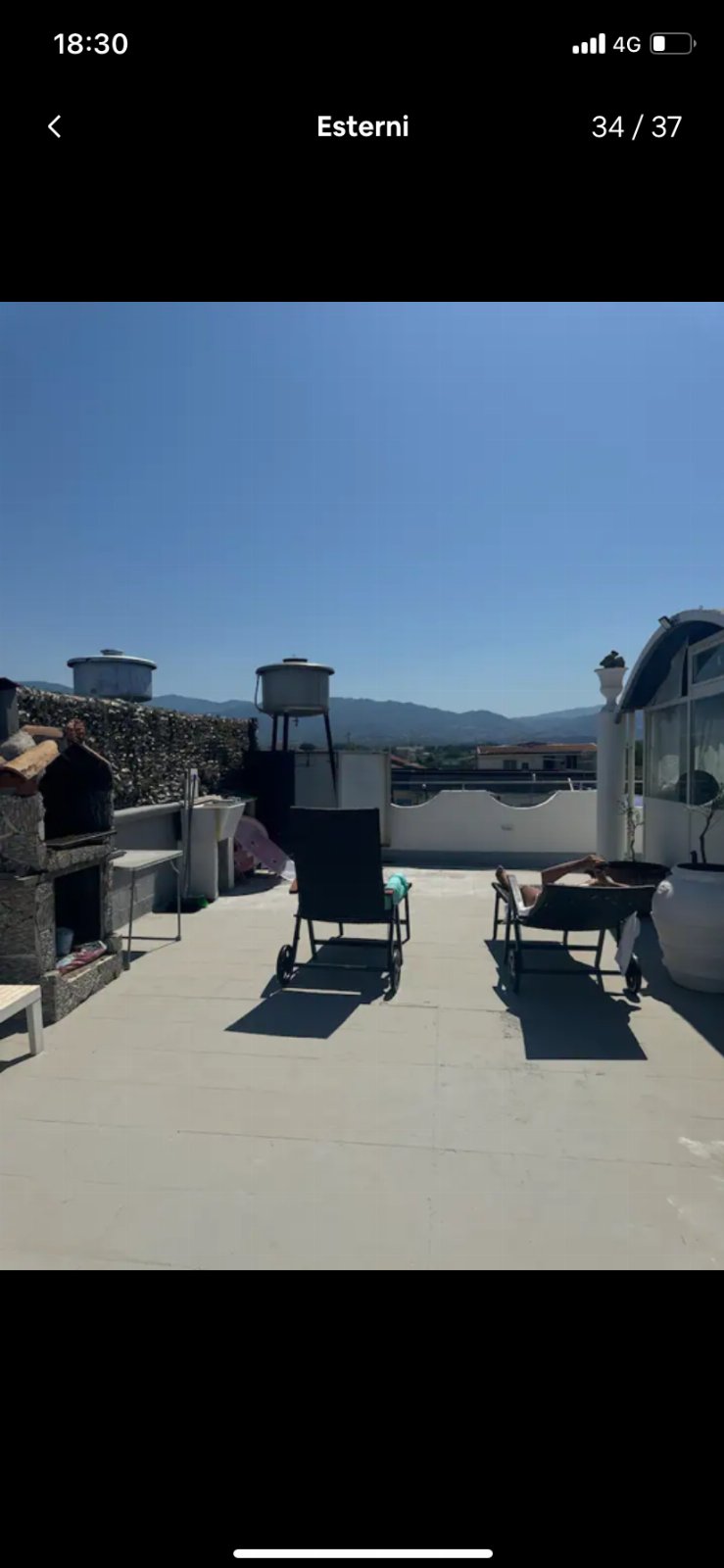 Casa con 3 camere da letto , bagno , cucina a vista e terrazza panoramica. Con tutti i confort, climatizzatori , barbecue, arredo terrazzo
