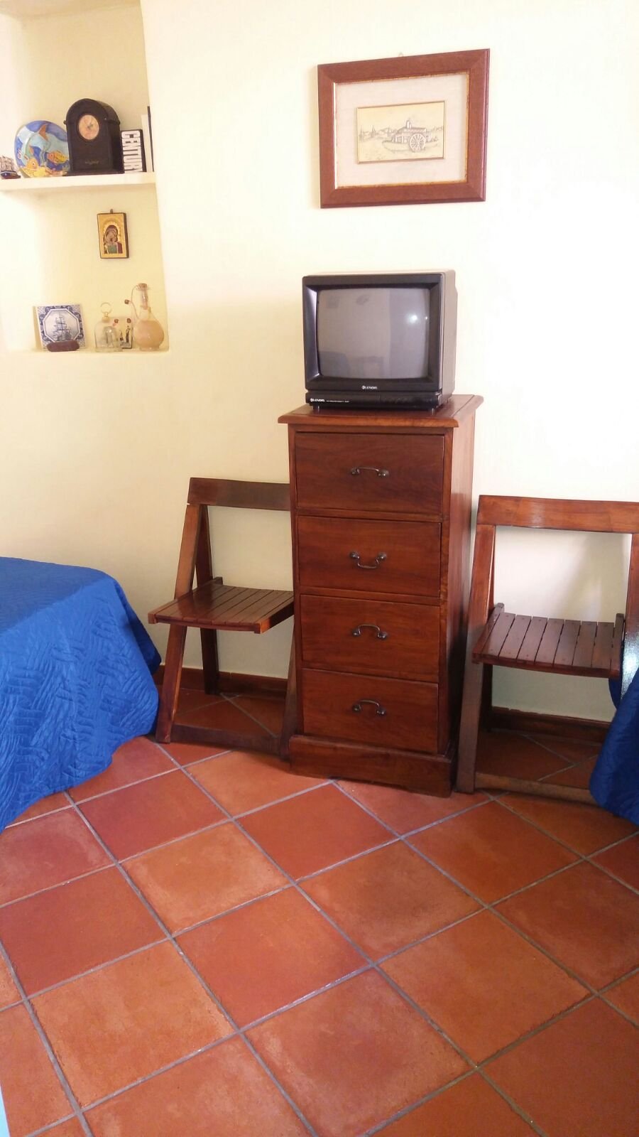 LA DIMORA DEL NONNO MARINAIO - Trilocale nel centro storico, posto auto in strada pubblica con permesso ZTL, pavimento in cotto di Montalcino, rivestimenti e lampadari in ceramica di Vietri decorata a mano, mobili in teak.