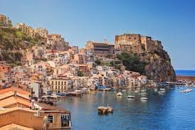 Mare e Monti nel centro storico di Scilla