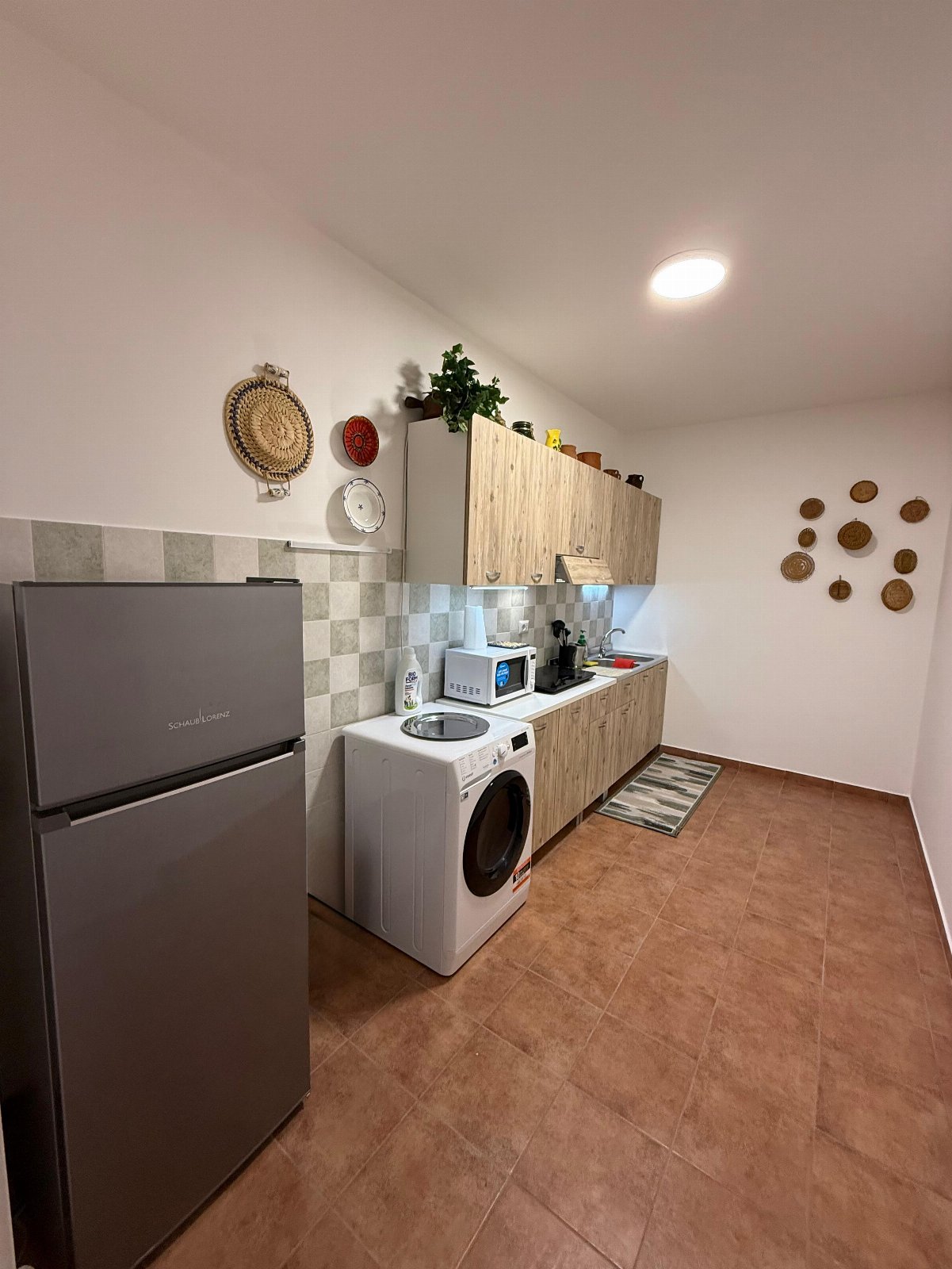 B&B Casa Vacanze Lydia offre la possibilità di usufruire o dell’ intero appartamento composto da 3 stanze e 2 letti con cucina e soggiorno o di anche solo le stanze con il bagno privato .