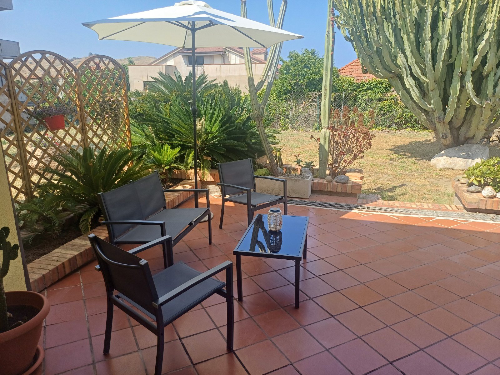 Villa interamente circondata dal giardino