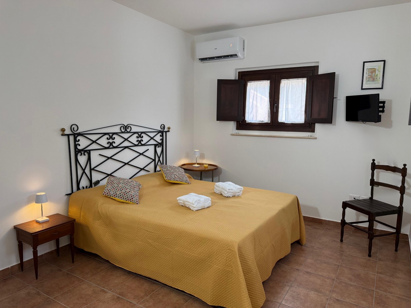 B&B Casa Vacanze Lydia offre la possibilità di usufruire o dell’ intero appartamento composto da 3 stanze e 2 letti con cucina e soggiorno o di anche solo le stanze con il bagno privato .