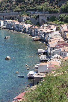 Mare e Monti nel centro storico di Scilla