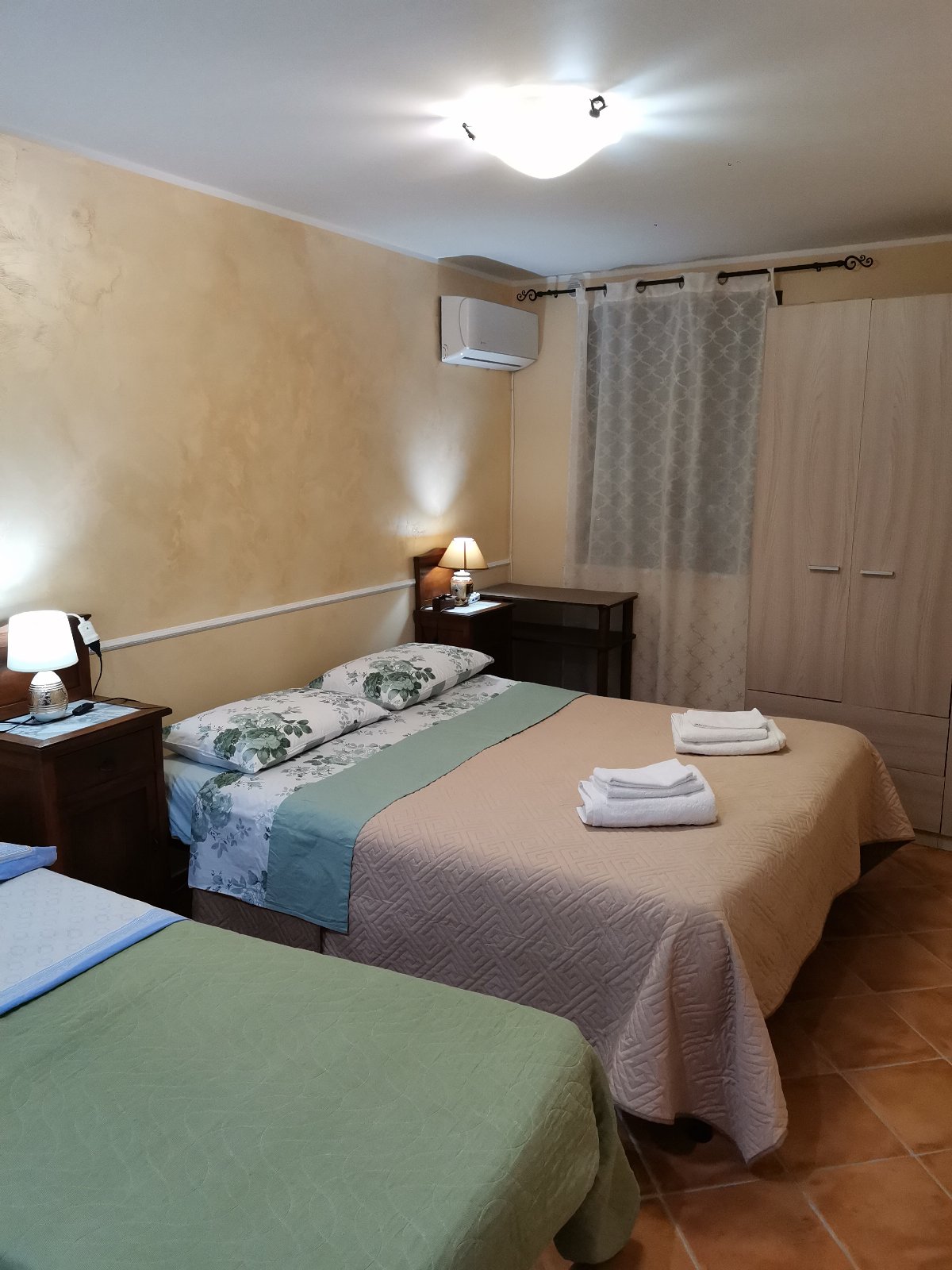 Intera VILLETTA con 2 posti auto max 6 persone