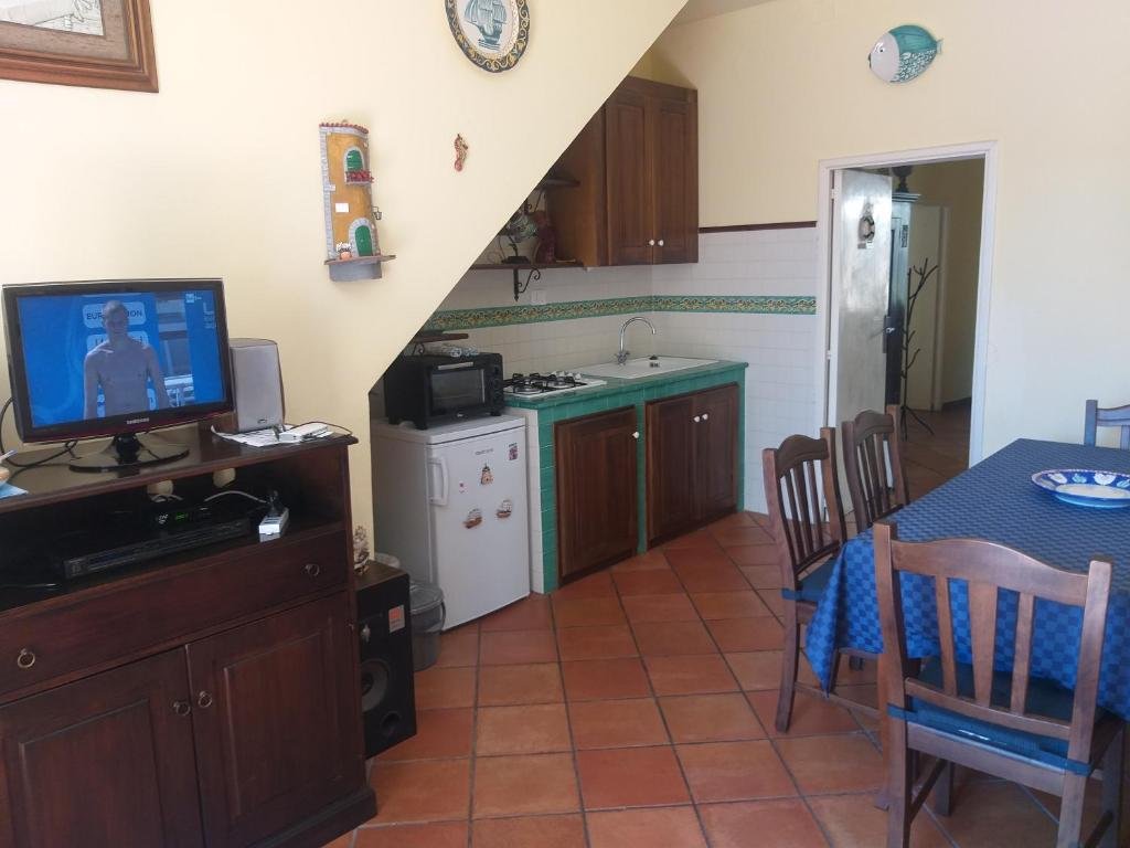 LA DIMORA DEL NONNO MARINAIO - Trilocale nel centro storico, posto auto in strada pubblica con permesso ZTL, pavimento in cotto di Montalcino, rivestimenti e lampadari in ceramica di Vietri decorata a mano, mobili in teak.