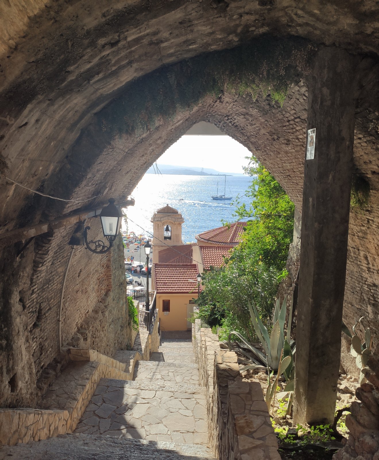 Mare e Monti nel centro storico di Scilla