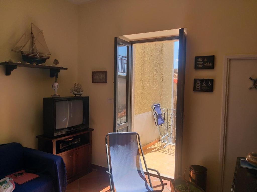 LA DIMORA DEL NONNO MARINAIO - Trilocale nel centro storico, posto auto in strada pubblica con permesso ZTL, pavimento in cotto di Montalcino, rivestimenti e lampadari in ceramica di Vietri decorata a mano, mobili in teak.