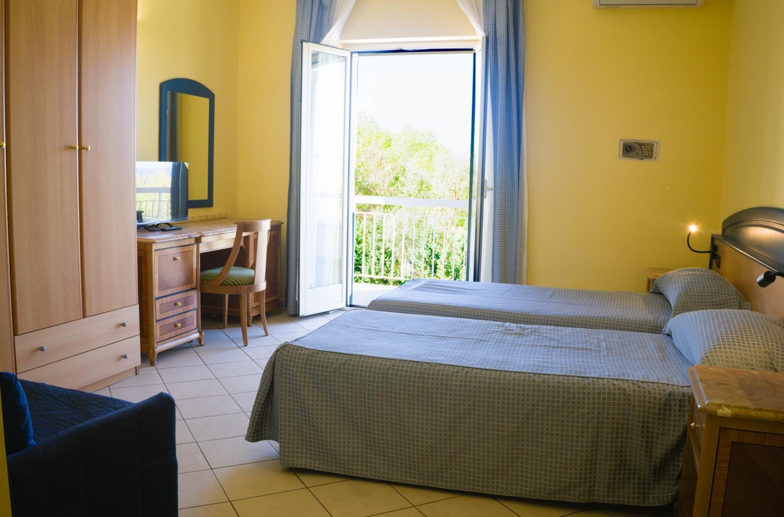 Hotel 3 stelle con camere vista mare, sala ristorante e location per eventi a Briatico, sulla Costa degli Dei.