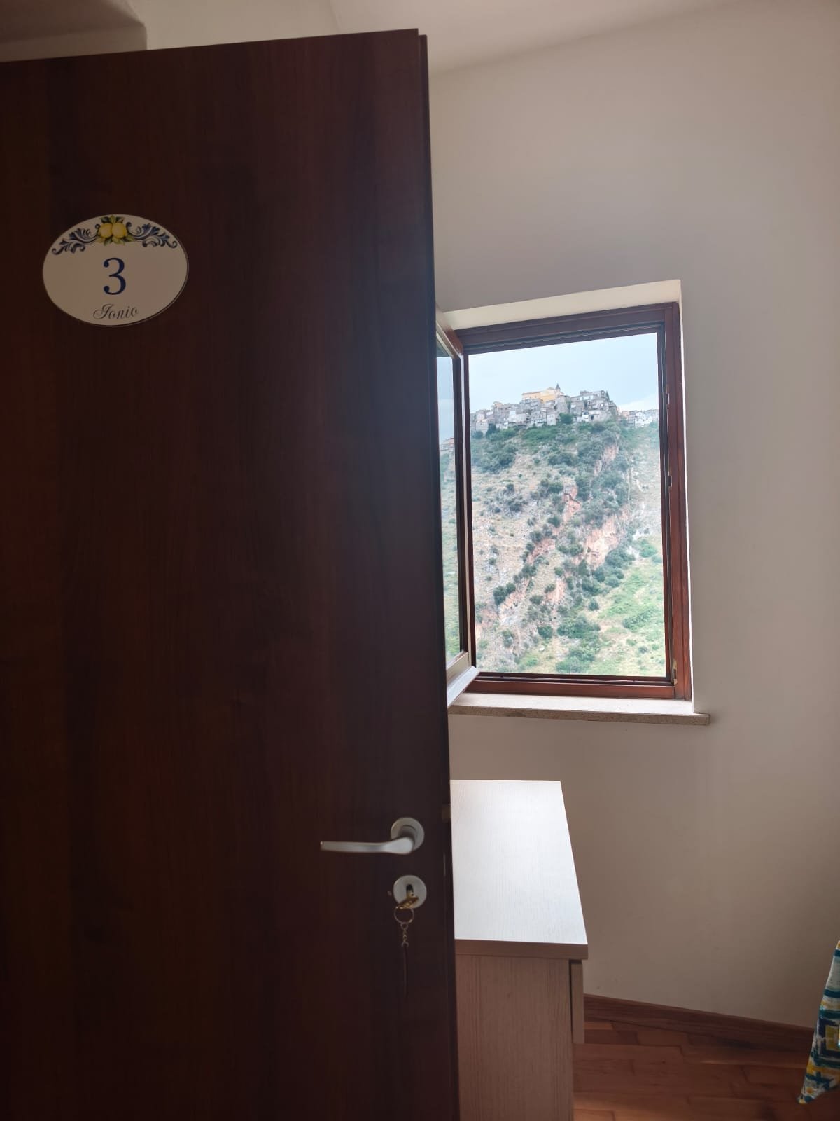 Garnì con vista mare e montagna