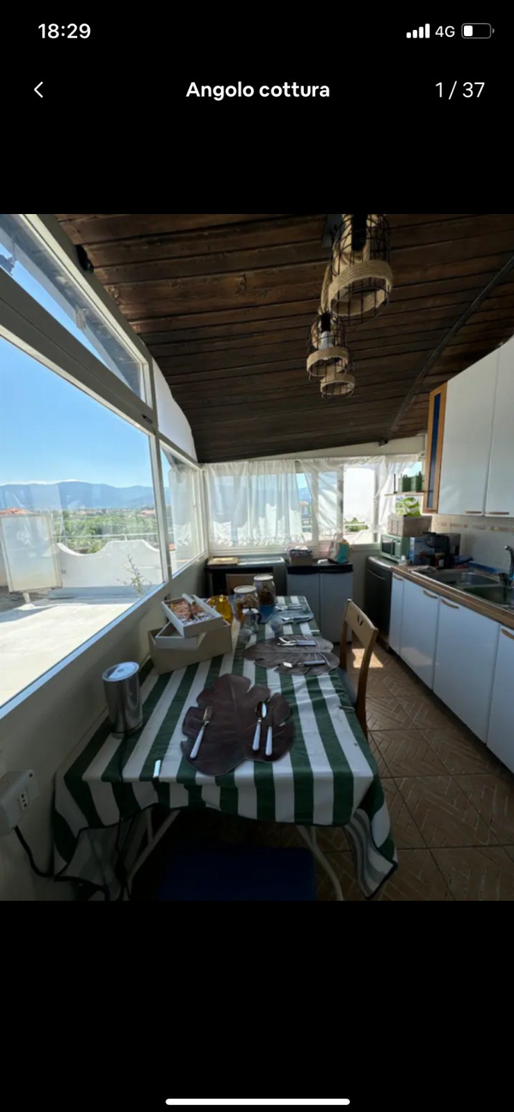 Casa con 3 camere da letto , bagno , cucina a vista e terrazza panoramica. Con tutti i confort, climatizzatori , barbecue, arredo terrazzo