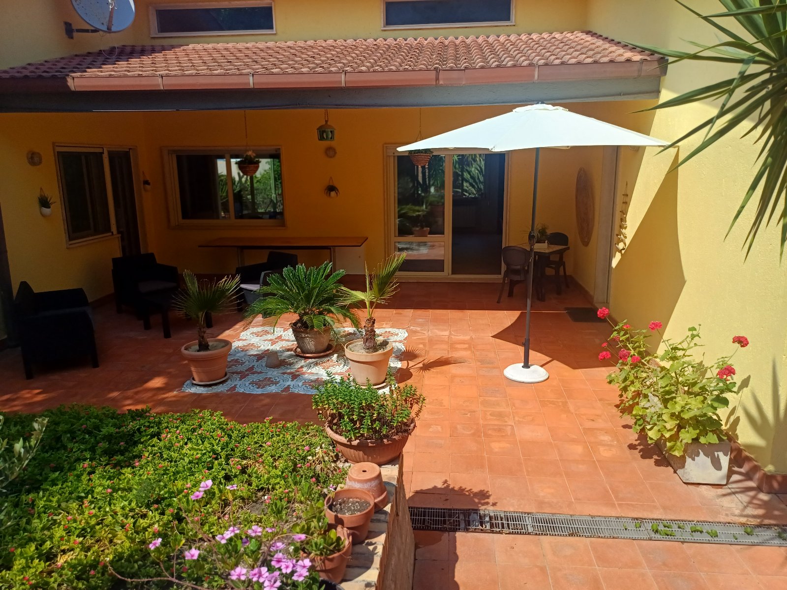 Villa interamente circondata dal giardino